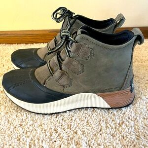 Sorel Out N About boots, women’s size 8.
Olive Green, Leather upper, Waterproof